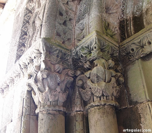 Capiteles de la puerta