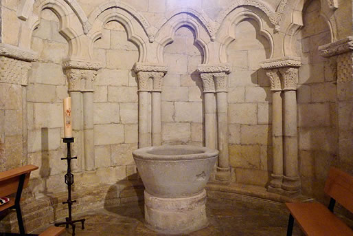Interior del &aacute;bside con sus arquer&iacute;as y columnas