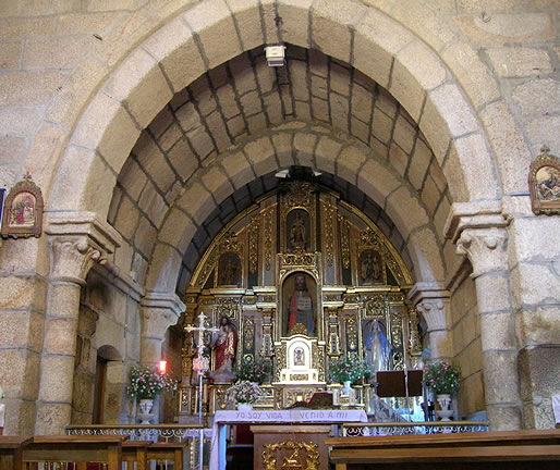 Interior de la cabecera de la iglesia de Gustei