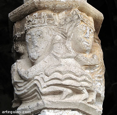 Lo m&aacute;s interesante de la iglesia de San Vicente de Larumbe es su galer&iacute;a porticada y, especialmente, su expresiva escultura. Aqu&iacute; los Reyes Magos