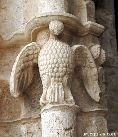 &Aacute;guila en una de las columnas exteriores de la galer&iacute;a