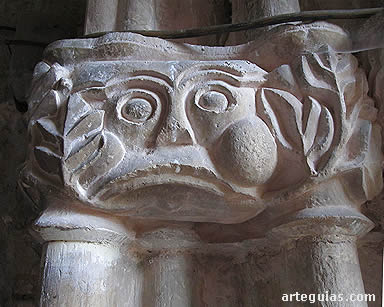 Mascar&oacute;n con hojas saliendo de su boca