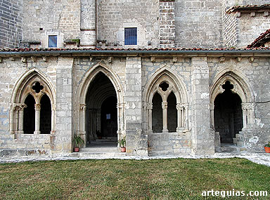 El p&oacute;rtico de San Vicente de Larumbe cuenta con puertas y vanos apuntados, semejantes a los de los claustros g&oacute;ticos