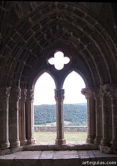 A trav&eacute;s de los ventanales del p&oacute;rtico se pueden observar preciosas vistas del valle y monta&ntilde;as circundantes