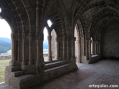 Interior de la galer&iacute;a porticada g&oacute;tica