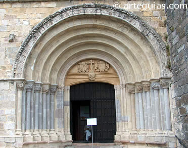 Portada sur de la iglesia de Santa Mar&iacute;a de los &Aacute;ngeles de Santa Mar&iacute;a de la Barquera (Cantabria)