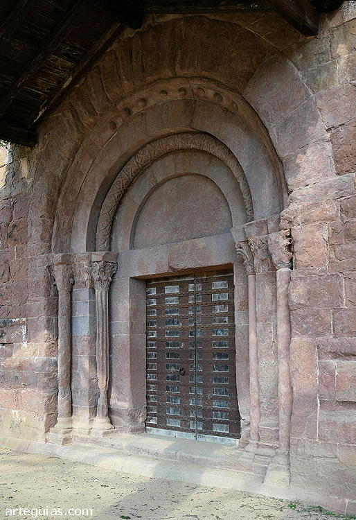 Puerta oeste de la iglesia mon&aacute;stica