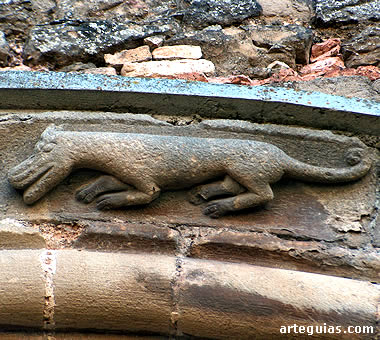 Un cuadr&uacute;pedo esculpido en la chambrana