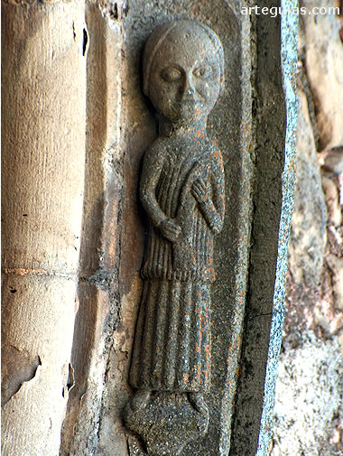 Detalle escult&oacute;rico de la puerta