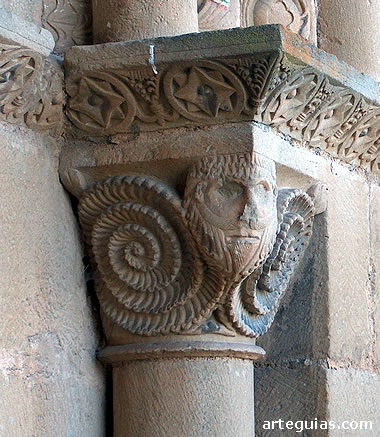 Misterioso capitel con un personaje barbado con grandes rizos en espiral