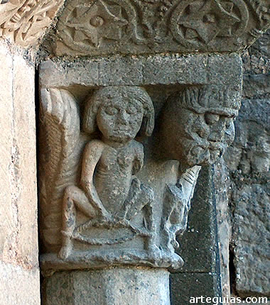 Capitel con personajes  atadaos por los tobillos