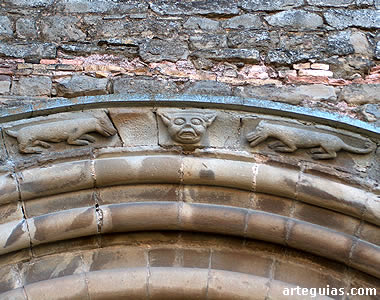 EL inter&eacute;s de la puerta de la iglesia de Olcoz radica en su misteriosa escultura