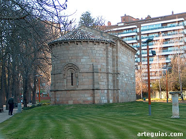 Llama la atenci&oacute;n el contraste entre la arquitectura medieval del templo y las viviendas modernas que lo rodean