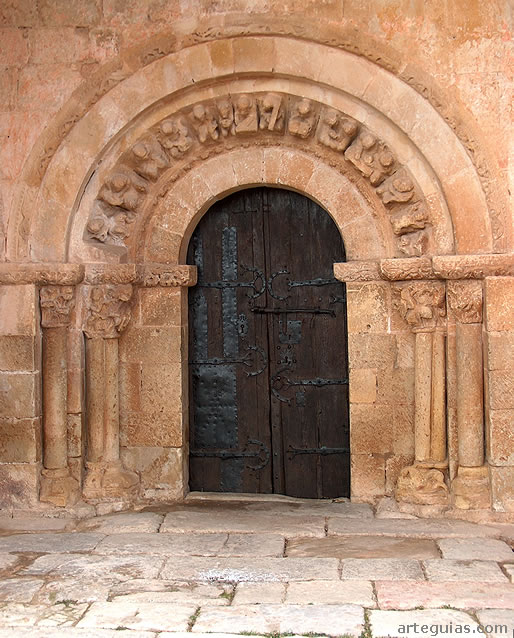 Portada de la iglesia de la Asunci&oacute;n de Perazancas