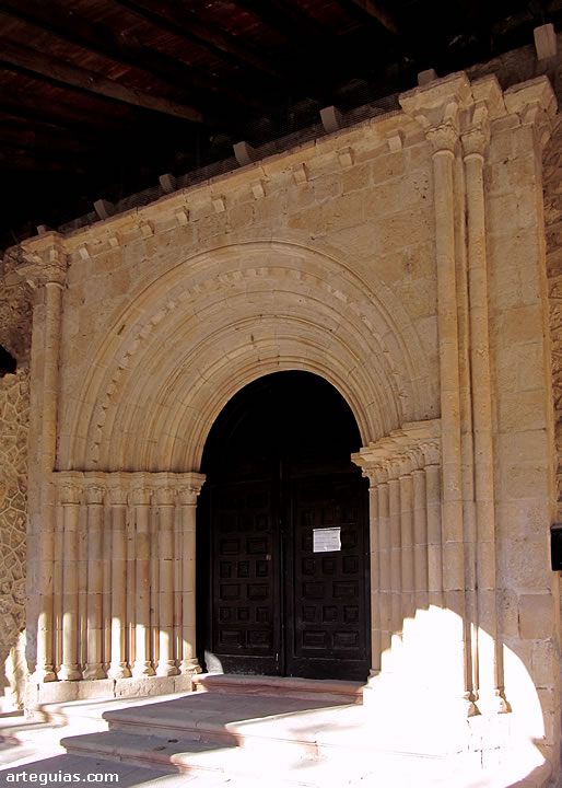Elehante portada neorrom&aacute;nica del siglo XX