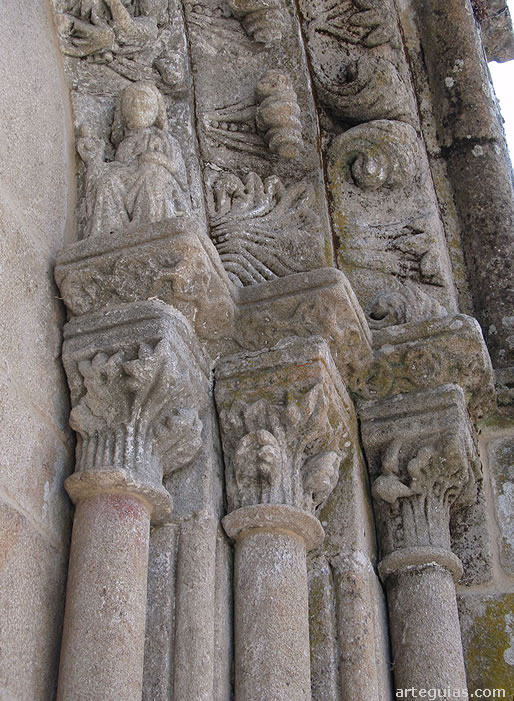 Columnas y arquivoltas de la puerta occidental