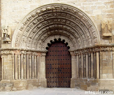 Puerta rom&aacute;nica de la iglesia de Santiago en Puente la Reina