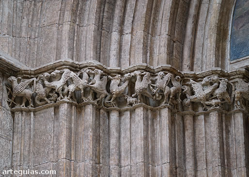 Capiteles zoomorfos de una puerta lateral de la iglesia de Santa Eulalia