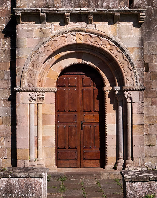 Iglesia de Selorio: puerta rom&aacute;nica occidental
