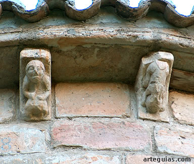 Algunos de los canecillos del &aacute;bside