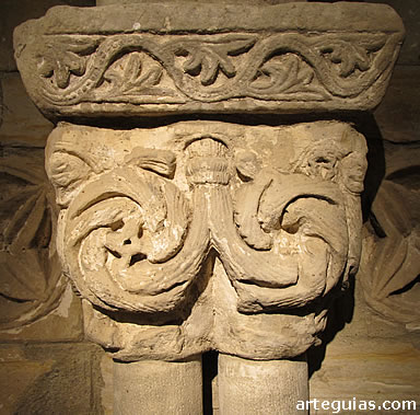 Columnas con capiteles de hojas helicoidales