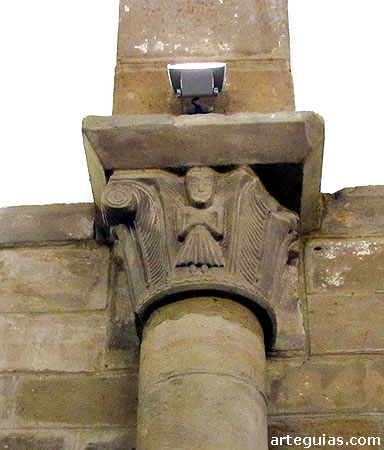 capitel figurado que soporta uno de los arcos fajones de la nave