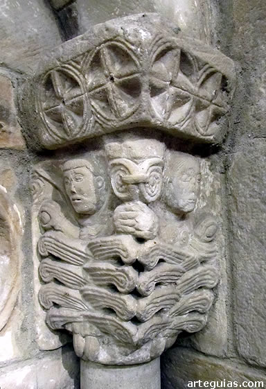 Uno de los capiteles de misterioso  simbolismo