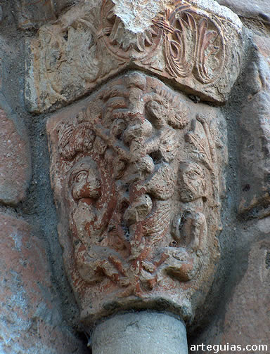 Uno de los capiteles del ventanal absidal muestra una perfecta escena del Pecado Original
