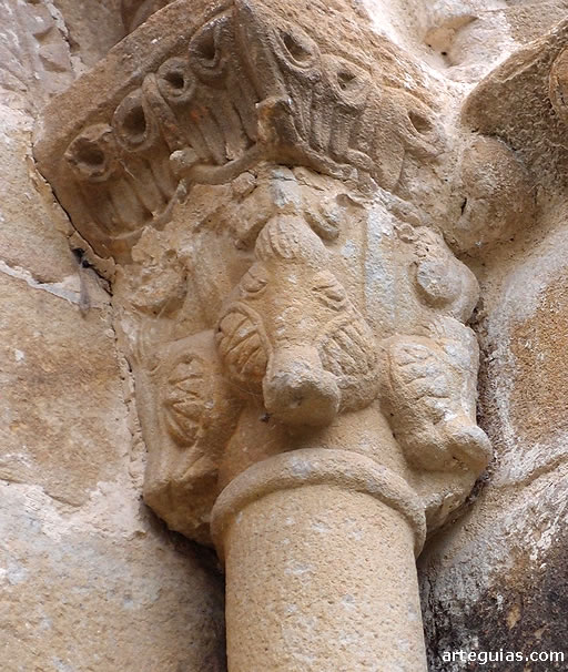 Capitel del ventanal del &aacute;bside