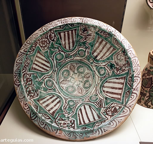 Plato de cer&aacute;mica mud&eacute;jar en el Museo de Teruel