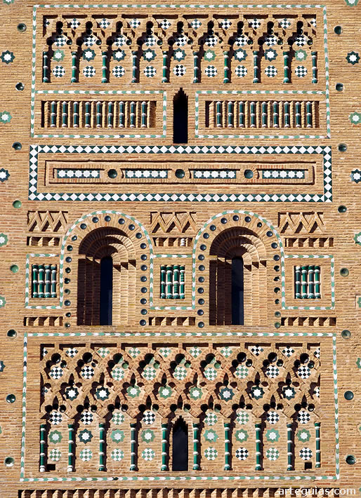 Ceramica vidirada de funci&oacute;n arquitect&oacute;nica en una de las torres mud&eacute;jares de Teruel