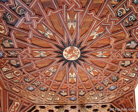 Lacer&iacute;a en un alfarje del claustro de San Juan de los Reyes de Toledo