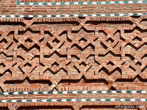 Decoraci&oacute;n con ladrillos y cer&aacute;mica vidriada de la iglesia de Tobed