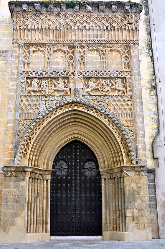 Puerta mud&eacute;jar en una iglesia mud&eacute;jar de Sanlucar de Barrameda