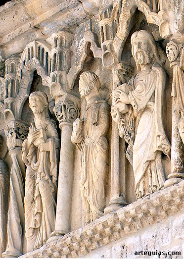 Algunos de los ap&oacute;stoles del friso de la iglesia de Santiago de Carri&oacute;n de los Condes