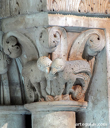 Capitel zoomorfo de la puerta románica