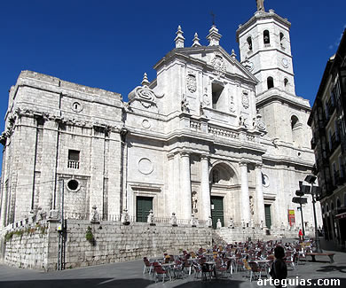 Una de las fachadas laterales de la Catedral de Valladolid
