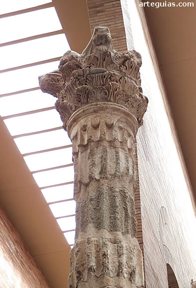Columna gigante en la planta baja del museo