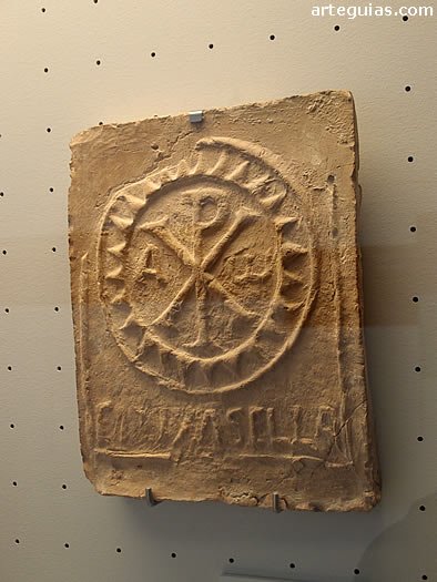 Ladrillo con Crism&oacute;n de &eacute;poca visigoda