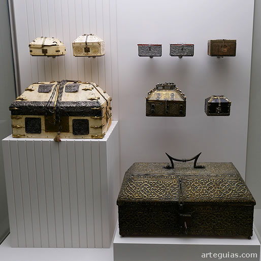 Numerosas arquetas medievales en el Museo - Tesoro de Girona