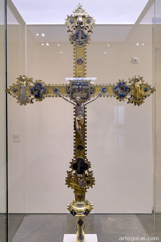 La m&aacute;s valiosa cruz procesional expuesta en el Museo - Tesoro de Girona es la llamada Cruz de los Esmaltes