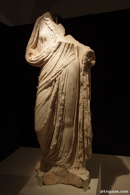 Estatua togada de una mujer