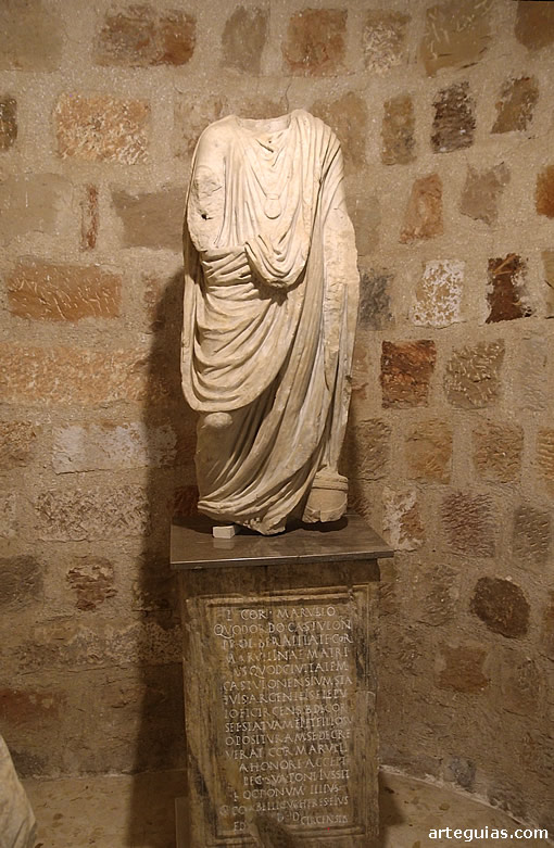Museo Arqueol&oacute;gico de Linares: estatua de un togado. Escultura en m&aacute;rmol