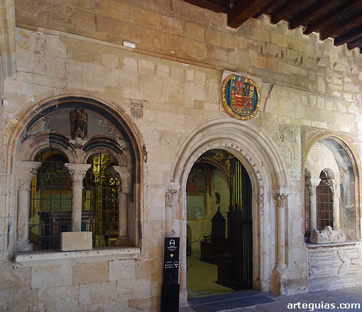 Entrada románica a la Capilla de San Salvador o de Talavera, antigua sala capitular de la catedral