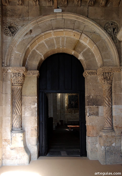 Puerta rom&aacute;nica de comunicaci&oacute;n entre la iglesia y el claustro
