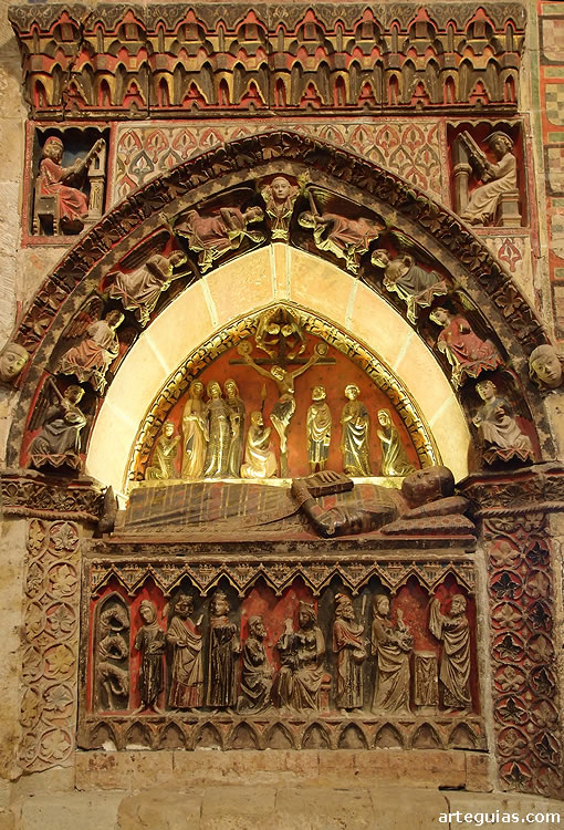 Uno de los sepulcro esculpidos y pintados