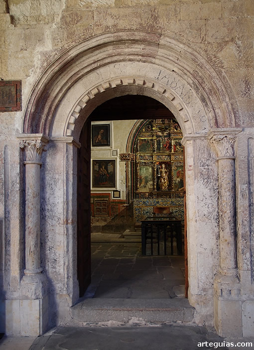 Una de la puertas rom&aacute;nicas del claustro