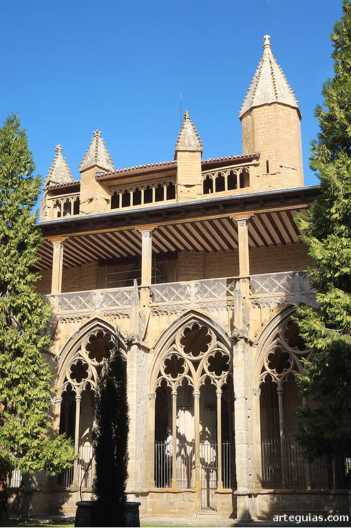 Precioso calsutro g&oacute;tico de la CAtedral de Pamplona