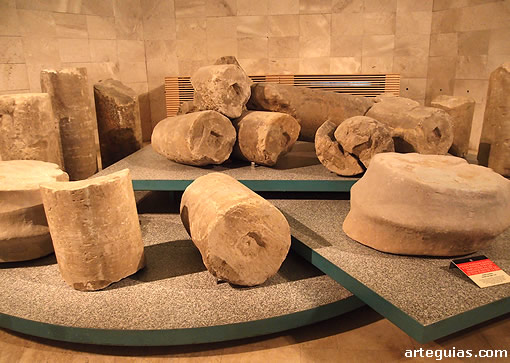 Restos arquitect&oacute;nicos del Museo del Foro. Basas y tambores de columnas romanas