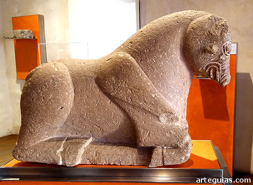 Museo Histórico de Sagunto: una de las esculturas de mayor valor de este museo es el toro íbero del siglo IV a.C.
